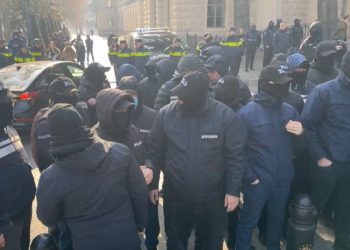 არსებული ინფორმაციით, პარლამენტთან რამდენიმე ადამიანი დააკავეს