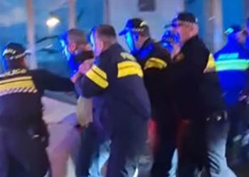 (ვიდეო) – “რატომ იჭერთ, 4 შვილის მამაო… ჩატენეს მანქანაში” – დაკავება რუსთაველზე