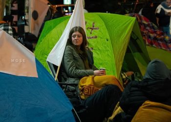 ფოტო, რომლითაც პროკურატურას უნდა დაამტკიცოს, რომ აქტივისტი გზას კეტავდა საგნებით და კონსტრუაციებით