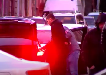 სპეცოპერაცია ნინოშვილის ქუჩაზე – პოლიციამ ახალგაზრდა კაცი დააკავა