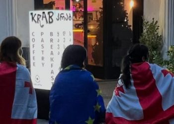 “კრაბ კოფის” მეპატრონე გოგონებს, რომლებიც მუდმივად უსასყიდლოდ უმასპინძლდებიან აქციის მონაწილეებს, დახვდნენ უბანში და ძალიან არიან ნაცემები”