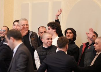 ოლიგარქის სასამართლომ რეჟიმის 8 ტყვე პატიმრობაში დატოვა