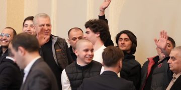 ოლიგარქის სასამართლომ რეჟიმის 8 ტყვე პატიმრობაში დატოვა