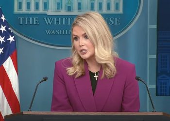 Reuters-ის ცნობა 240 000 უკრაინელისთვის ლეგალური სტატუსის გაუქმებაზე სიცრუეა – თეთრი სახლის სპიკერი