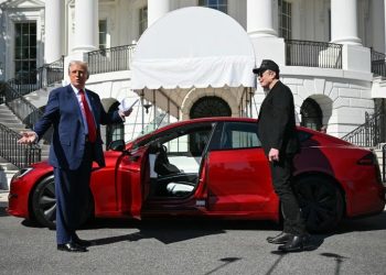 დონალდ ტრამპმა „ტესლას“ მანქანა შეიძინა
