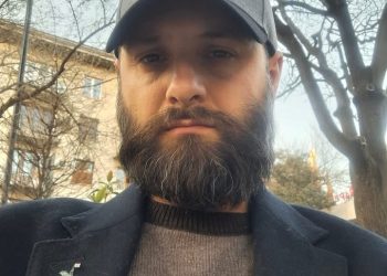 ,,დღეს პოლიციამ 5000-იანი ჯარიმა ჩამაბარა… ჩამაბარა რადგან შენ ჩემ გვერდით დგომა გიტყდება…“ – ირაკლი ფიფია