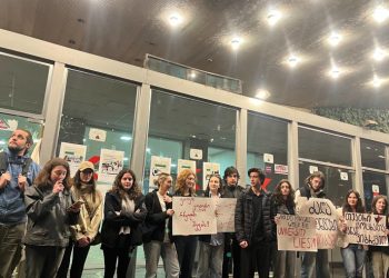 თეატრალური უნივერსიტეტის სტუდენტები ეთერის დათმობას ითხოვენ – ხმაური საზმაუსთან