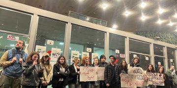 თეატრალური უნივერსიტეტის სტუდენტები ეთერის დათმობას ითხოვენ – ხმაური საზმაუსთან