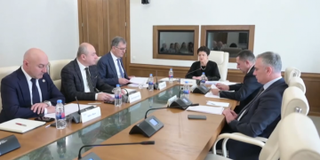 ,,ოცნების” პარლამენტის მიერ შექმნილი “საგამოძიებო კომისია”, “გამოუცხადებლობის გამო”, მამუკა ხაზარაძის საქმეს პროკურატურაში გაგზავნის