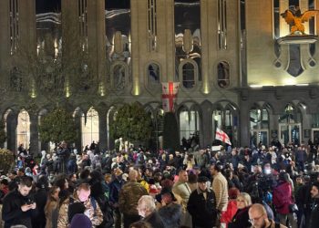,,დგება ხალხის გაზაფხული” – პარლამენტთან პრეზიდენტ ზურაბიშვილს ელოდებიან