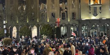 ,,დგება ხალხის გაზაფხული” – პარლამენტთან პრეზიდენტ ზურაბიშვილს ელოდებიან