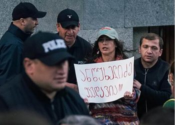 “ანწუხელიძეა მათთვის მთავარი პრობლემა” – რა პლაკატისთვის დააკავეს გოგო