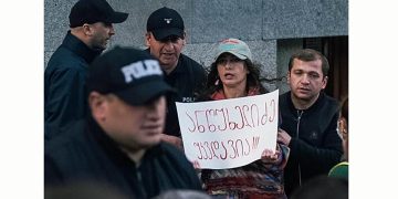 “ანწუხელიძეა მათთვის მთავარი პრობლემა” – რა პლაკატისთვის დააკავეს გოგო