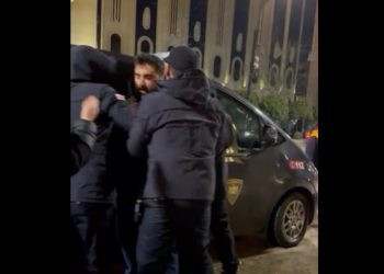 (ვიდეო) – “თითისტოლა გოგოები დააკავეს და ბიჭმა იკითხა რატომ დააკავეთო და ისიც წაიყვანეს” – რა ხდება რუსთაველზე