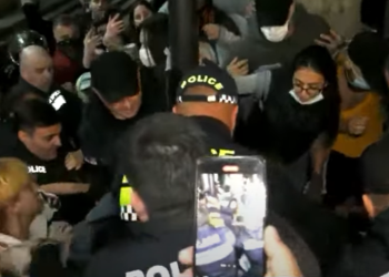 “20 გვირტყამდა ერთს” – რუსთაველზე დაკავებები დაიწყო