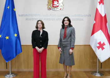 “სხეულის ენა ნახეთ!” – ლაგაზიძე აშშ–ის ელჩისა და მაკა ბოჭორიშვილის შეხვედრაზე