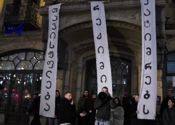 თეატრალური უნივერსიტეტის სტუდენტური მოძრაობის ინფორმაციით, პროტესტში მონაწილე სტუდენტების ნაწილს, სტატუსი შეუწყვიტეს