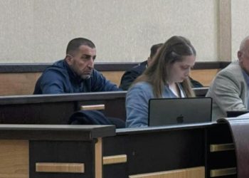 თბილისის საქალაქო სასამართლოში, ჭავჭავაძის გამზირზე ლევან ჯანგველაძის მკვლელობაში ბრალდებული გელა უძილაურის სასამართლო პროცესი მიმდინარეობს