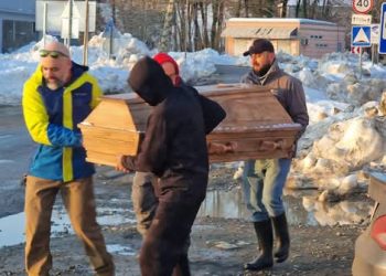სტიქიის გამო დაღუპული კაცის დასაკრძალად მოხალისეებმა კონჭკათში სასახლე აიტანეს