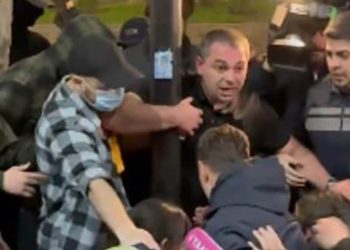 რუსთაველზე გიორგი მუმლაძე და კიდევ ერთი მოქალაქე დააკავა