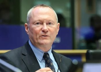 პოლიცია უნდა ატარებდეს მაიდენტიფიცირებელ ნიშანს, გადაცდომები უნდა იყოს გამოძიებული – ევროკომისარი