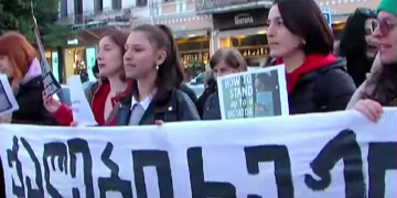 ქალების მარშის მონაწილეებმა რესპუბლიკის მოედანზე სიმბოლურად “გისოსები” მიიტანეს