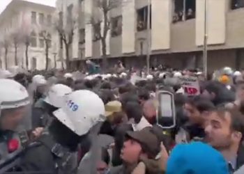 “ვინც არ გადახტეს, ერდოღანი იყოს” – სპეცრაზმი დანომრილი ჩაფხუტებით და გარღვეული ბარიკადები – თურქეთი