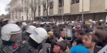 “ვინც არ გადახტეს, ერდოღანი იყოს” – სპეცრაზმი დანომრილი ჩაფხუტებით და გარღვეული ბარიკადები – თურქეთი
