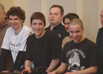 (ვიდეო) ირაკლი მიმინოშვილმა სასამართლო პროცესზე შეყვარებულს ხელი სთხოვა