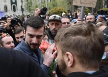 9 აპრილის მემორიალთან საჯარო მოხელეების გამოჩენას ხმაური მოჰყვა