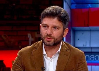 დოი შე ფარჩაკო შენგან არ გამოვა თავისუფლებისთვის მებრძოლი… შენ ახალაიების შნირი იყავი, მიშამ მაგ უნიჭო ქეთო და კოტეზე რამდენი ფული დაგახარჯა? ეგ ხარჯებიც ამოსაწევია და გასარკვევი – დაჩი ცაგურია