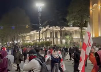 რუსთაველის გამზირის მიმართულებით, 3 მარშის მონაწილეები მიემართებიან