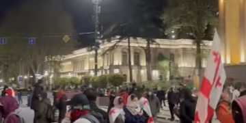რუსთაველის გამზირის მიმართულებით, 3 მარშის მონაწილეები მიემართებიან
