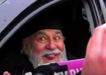 “არტისტობას ნუ მასწავლით… ეს გზის გადაკეტვა რა არის?” – სასულიერო პირი აქციის მონაწილეებს დაუპირისპირდა