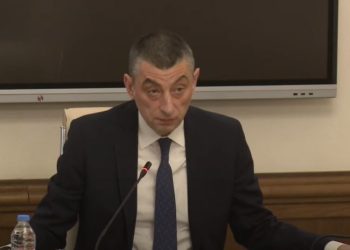 “ბრძანება, რომელიც ეხებოდა ცრემლსადენ გაზს, წყლის ჭავლს, გავეცი მე,  სხვა შემთხვევებში სპეციალური საშუალებების გამოყენების ბრძანება არც მე და არც ჩემს მოადგილეებს არ გაუციათ”  – გახარია