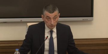 “ბრძანება, რომელიც ეხებოდა ცრემლსადენ გაზს, წყლის ჭავლს, გავეცი მე,  სხვა შემთხვევებში სპეციალური საშუალებების გამოყენების ბრძანება არც მე და არც ჩემს მოადგილეებს არ გაუციათ”  – გახარია