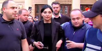 საბა სხვიტარიძის საქმის გამომძიებელი პროცესზე პოლიციელ ქმართან ერთად მივიდა