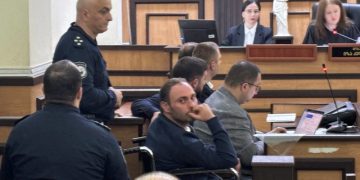 “შენ ხარ მკვლელი დედაკაცი, გაყიდული, მონა” – მოსამართლემ ჩიკვაიძე საკუთარი პროცესიდან გააძევა