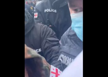 (ვიდეო) – “მამაოს ვთხოვეთ დახმარება… მიწიდან ამოგიღებთ ბავშვების ცემისთვის!” – 9 აპრილს ზუგდიდში მოქალაქეები დაარბიეს