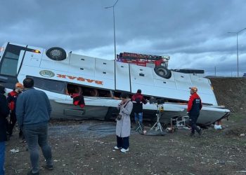 თურქეთში სამგზავრო ავტობუსი გადატრიალდა – არის მსხვერპლი
