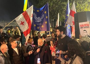 ფიცი გმირთა მემორიალთან