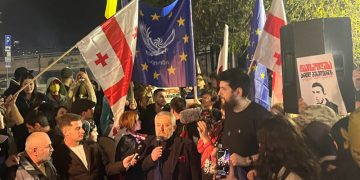 ფიცი გმირთა მემორიალთან