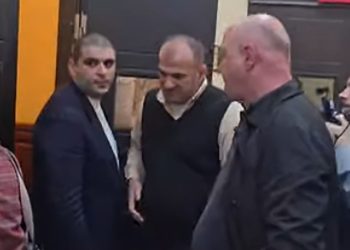 “ყველა ქავთარაძის სირცხვილი ხარ შენ!” – (ვიდეო) – როგორ შეხვდნენ მირიან ქავთარაძეს საბა სხვიტარიძის პროცესიდან გამოსვლისას