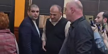 “ყველა ქავთარაძის სირცხვილი ხარ შენ!” – (ვიდეო) – როგორ შეხვდნენ მირიან ქავთარაძეს საბა სხვიტარიძის პროცესიდან გამოსვლისას