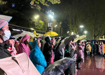 რუსთაველის გამზირი გადაიკეტა – პარლამენტთან ფილმის ჩვენებაა