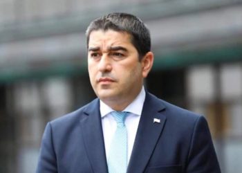 „როდესაც ეჭვებისა და ვარაუდების საფუძველზე, ბრიტანეთის მთავრობა ქართველ მოსამართლეებს ასანქცირებს, ძებნილი დავით კეზერაშვილი თავისუფლად გადაადგილდება ლონდონში“ – პაპუაშვილი