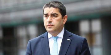 „როდესაც ეჭვებისა და ვარაუდების საფუძველზე, ბრიტანეთის მთავრობა ქართველ მოსამართლეებს ასანქცირებს, ძებნილი დავით კეზერაშვილი თავისუფლად გადაადგილდება ლონდონში“ – პაპუაშვილი