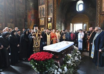 დიდუბის ღვთისმშობლის ეკლესიაში ზურაბ წერეთლის სამოქალაქო პანაშვიდი მიმდინარეობს