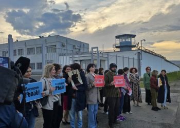 მზია ამაღლობელისთვის დაბადების დღის მისალოცად კოლეგები რუსთავის ციხესთან იკრიბებიან
