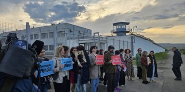 მზია ამაღლობელისთვის დაბადების დღის მისალოცად კოლეგები რუსთავის ციხესთან იკრიბებიან